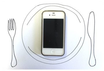 phone-at-dinner