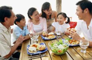 familyeatingdinneroutdoors