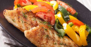 Pescado horneado condimentado