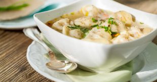 Tortellini y sopa de espinaca