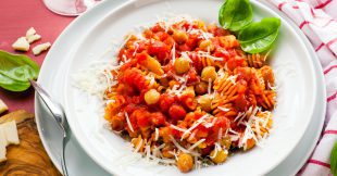 Pasta con Tomates y Garbanzos