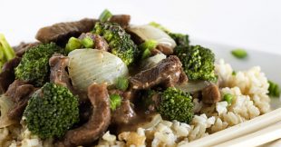 Carne, arroz integral y sofrito de brócoli